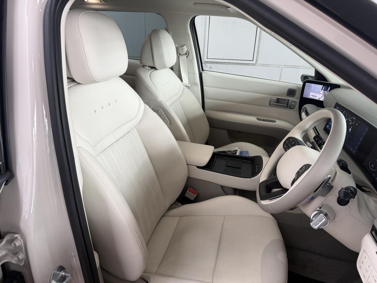 画像: 座り心地が良くホールド性も優れるフロントシート。明るいベージュカラーも好印象だ。