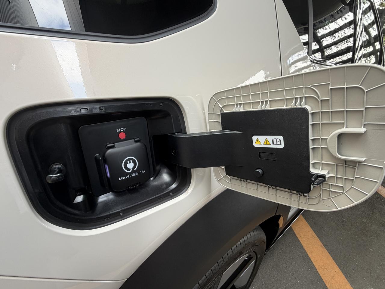 画像: アウトドアで電源を使用できるV2L口はボディ右後方に配置される。従来のようにアダプターを使用しなくていいので便利になった。