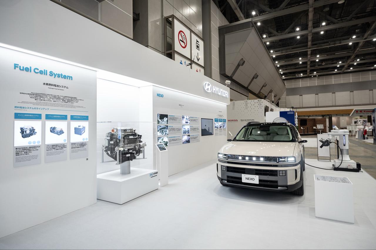 画像: ヒョンデブースはホワイトとブルーで統一されていた。展示されていた車両は、2026年春に日本市場へ投入されるFCEVの新型ネッソ（水素電気自動車）である。