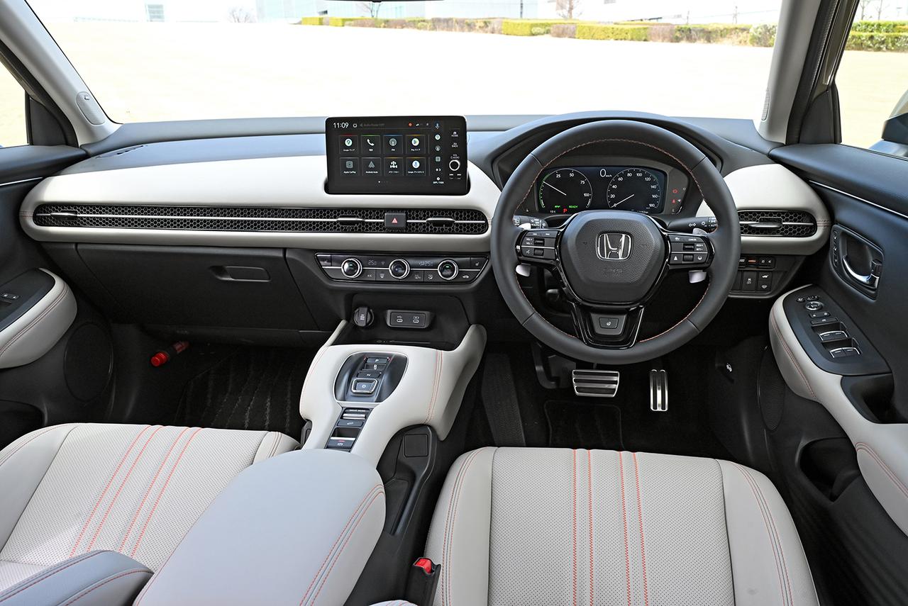 画像: グレージュカラーとオレンジのステッチで明るい印象になった本革仕様のインテリア。