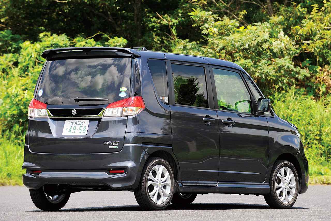 画像: バックドアガーニッシュにもピアノブラックとメッキを組み合わせた。バンパーやアルミホイールも専用デザインだ。