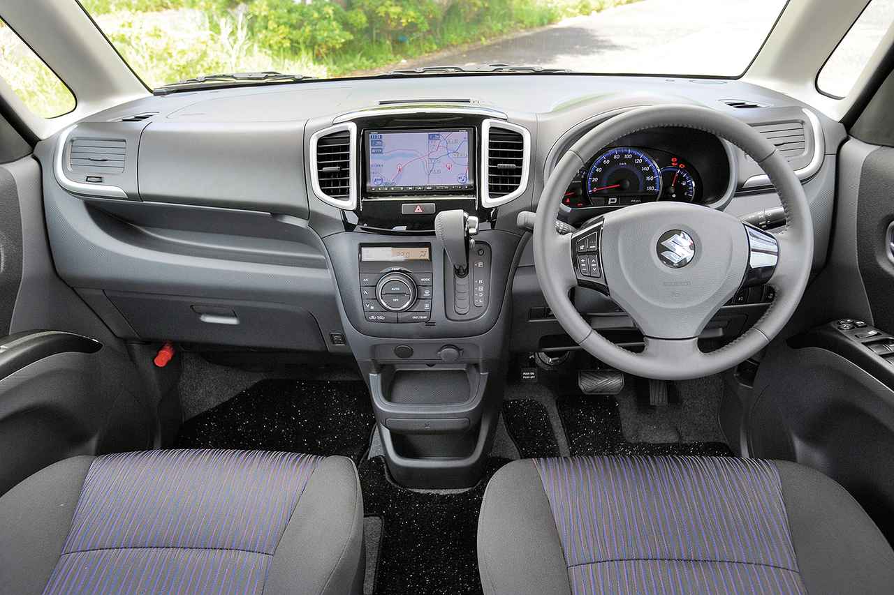 画像: ハンドル、シフトノブ、インパネガーニッシュなどにピアノブラック塗装のアクセントを配して、精悍な雰囲気にまとめられている。