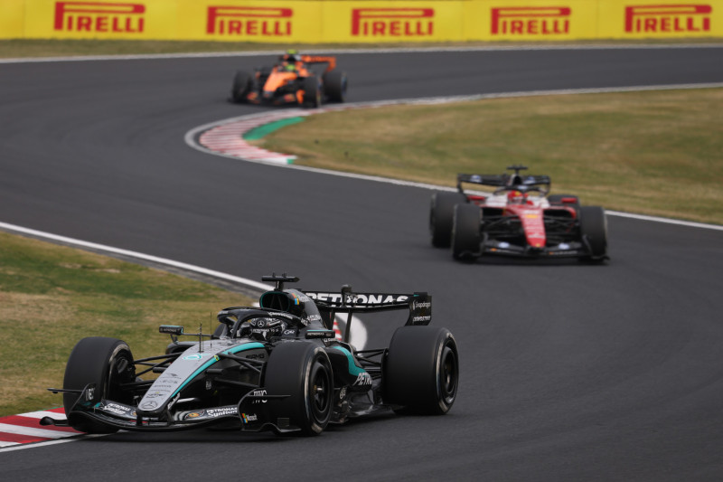 画像: フロントロウを独占したメルセデス勢がともにスタートで失敗し、レース序盤は混戦に。それでもラッセルは4周目に2番手に浮上し、主導権を握るかに思われたが。