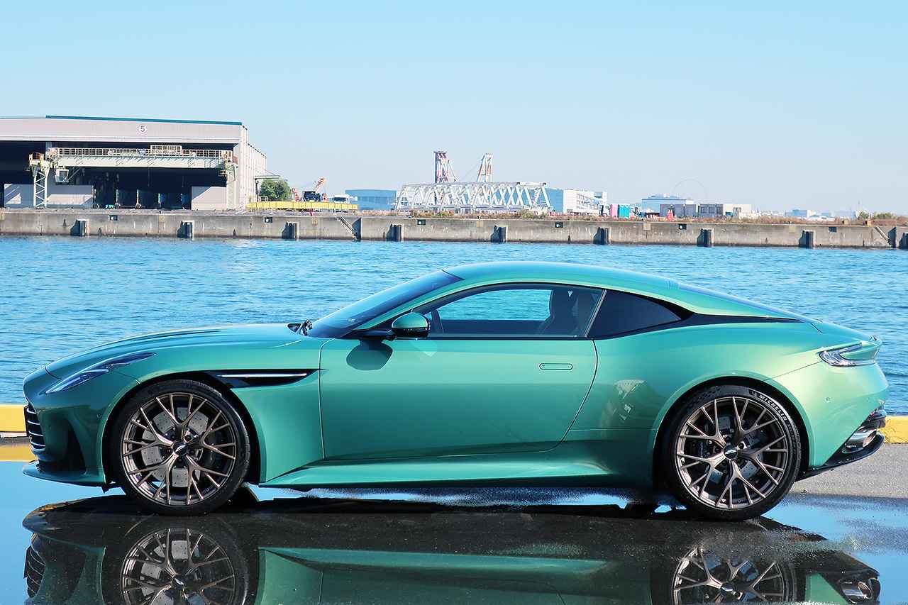 画像: シルエットには抑揚がある。DB11と比較すると、全長はわずかに短く、全高は少し高く、ホイールベースは同じ。