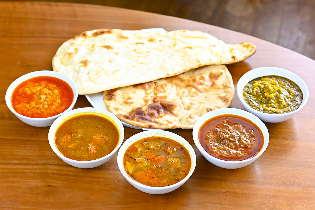 画像: スズキのインドベジタリアン レトルトカレー5種類は味だけでなく、見た目も、それぞれに異なる。（器とナン／チャパティは撮影のため、別途に用意）