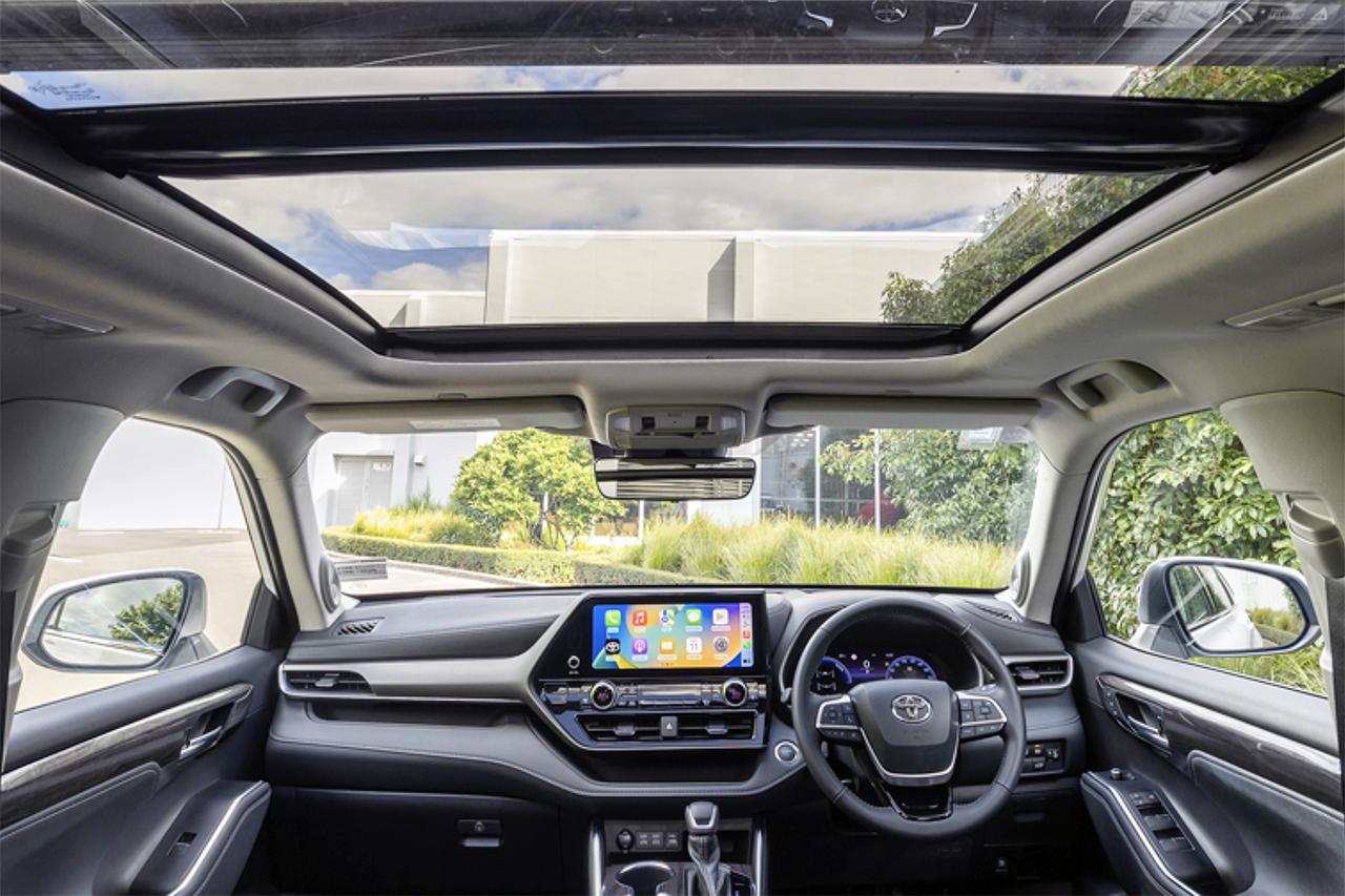 画像: 日本仕様のハイランダーはニュージーランド仕様がベースなので、ハンドル位置は右となる。パノラマルーフ、JBLプレミアムサウンドシステム、カラーヘッドアップディスプレイ等の快適装備を採用。