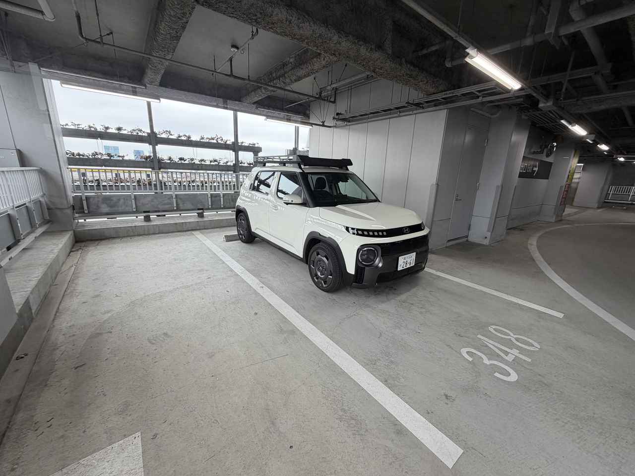 画像: こちらは東京ビックサイトの駐車場。前後左右にかなり余裕があり、インスタークロスのコンパクトさがよくわかる。