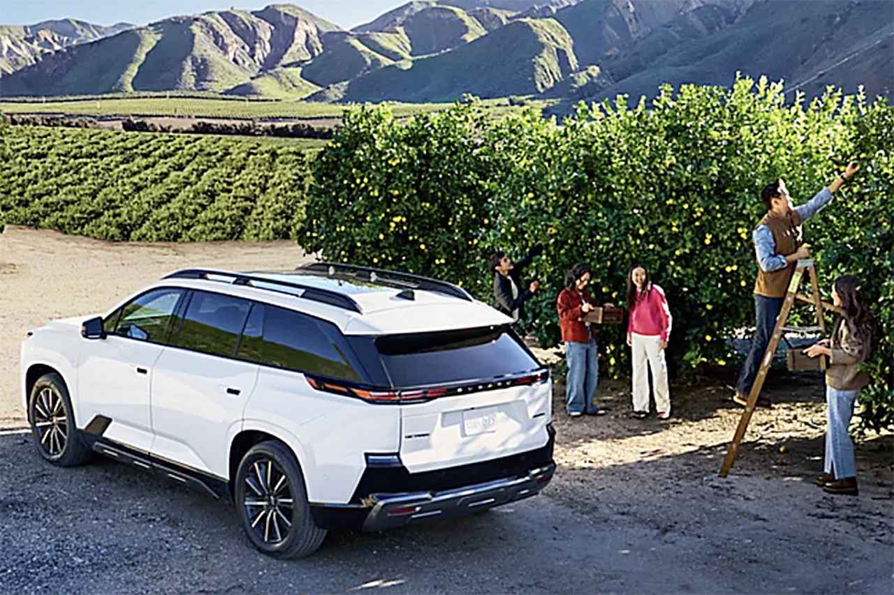 画像: ルーフレールやハンズフリー テールゲートなども装備。試算値だが航続距離は約300マイル（480km）以上だ。