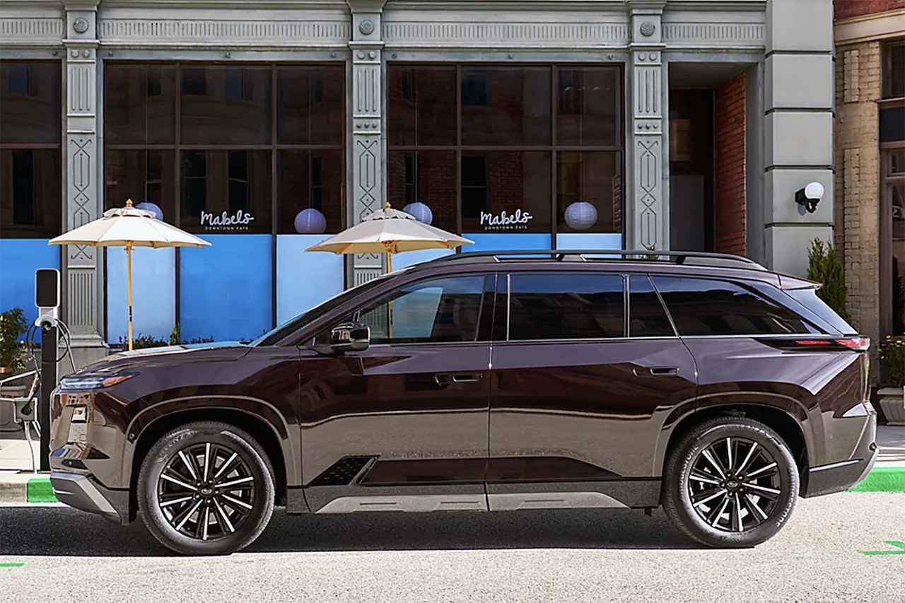 画像: 外寸をはじめとするスペックは未発表だが、スバル BEVでは最大のサイズになるという。ホイールサイズは19もしくは20インチ。