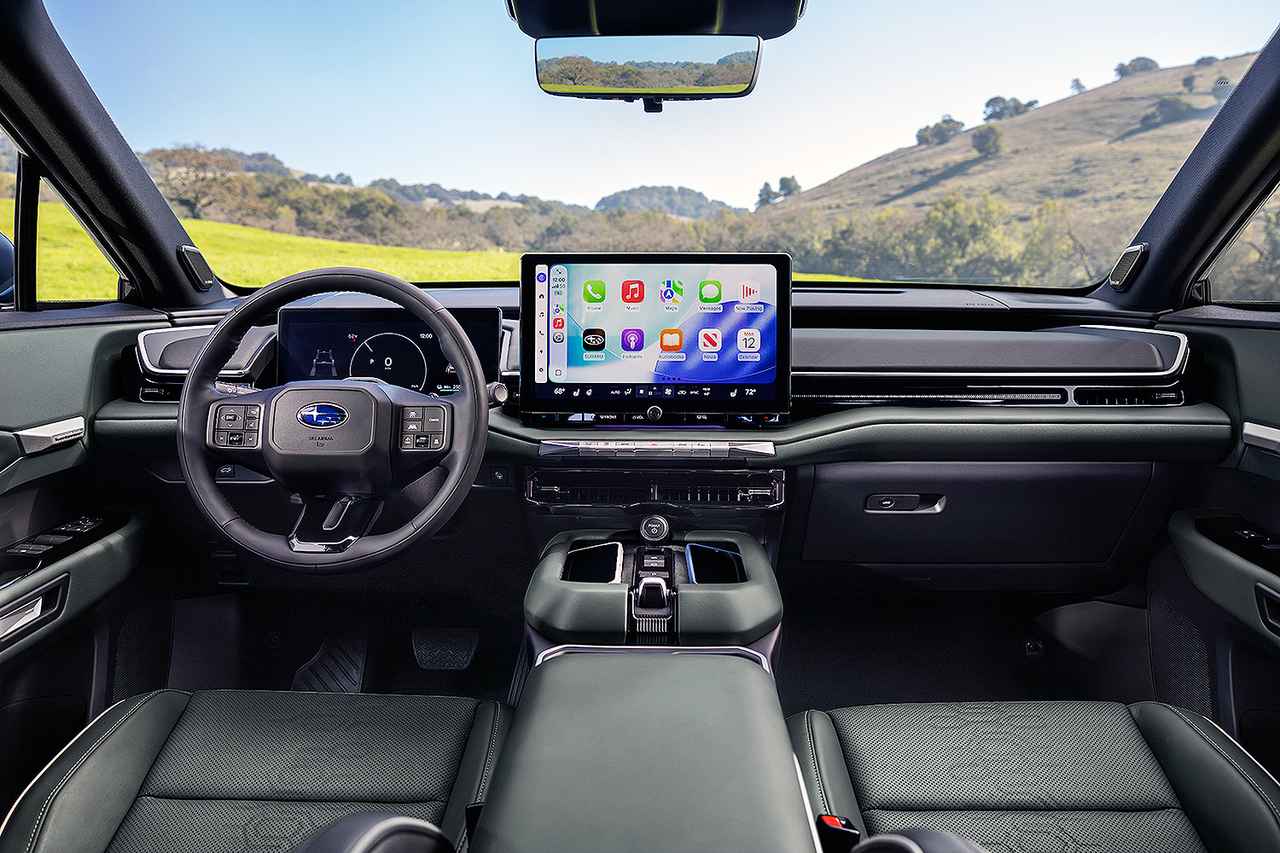 画像: すっきりした横基調のインパネまわり。スマートフォンに対応する14インチのマルチメディア システムも装備している。