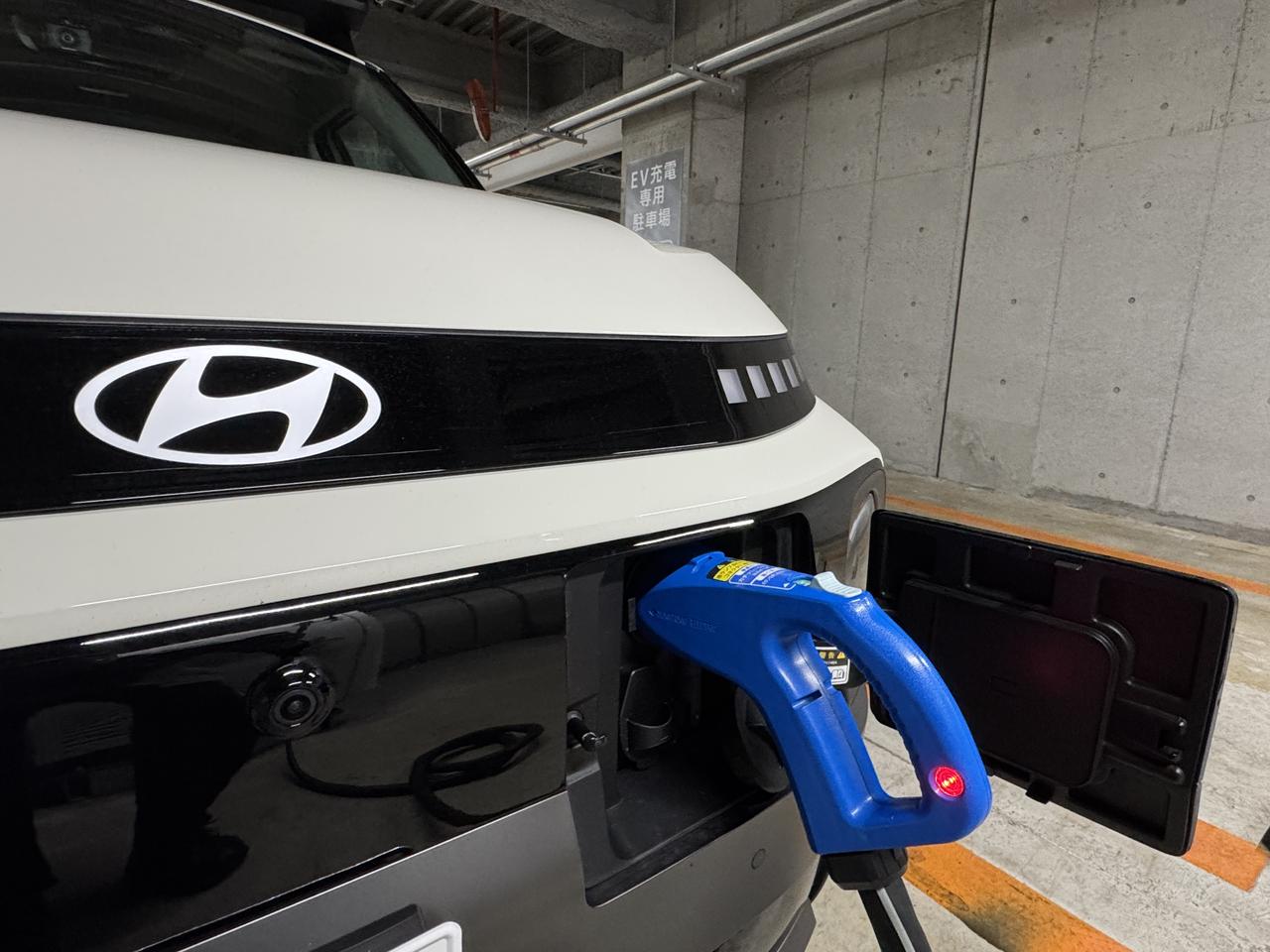 画像: 充電口はフロントグリルに配置され、手動の蓋を開けるとそこに急速と普通の充電口がある。またこの蓋を開けたまま走るとドライバーディスプレイに警告が表示されるので、閉め忘れも避けることができるのだ。