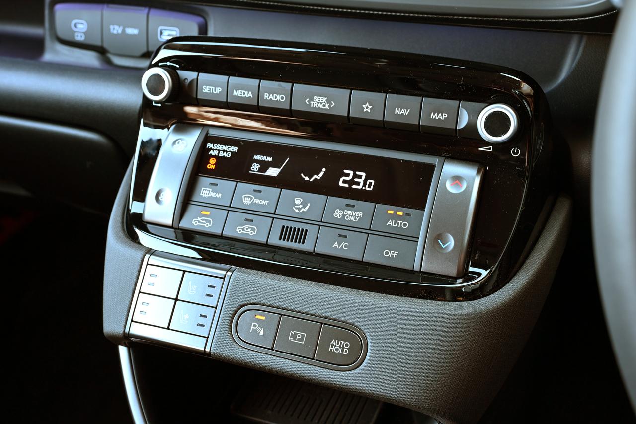 画像: エアコンの操作パネルの左下にレイアウトされているのが運転席＆助手席用のシートヒーターとシートベンチサー書のスイッチだ。それぞれ2段階の強さが設定されている。