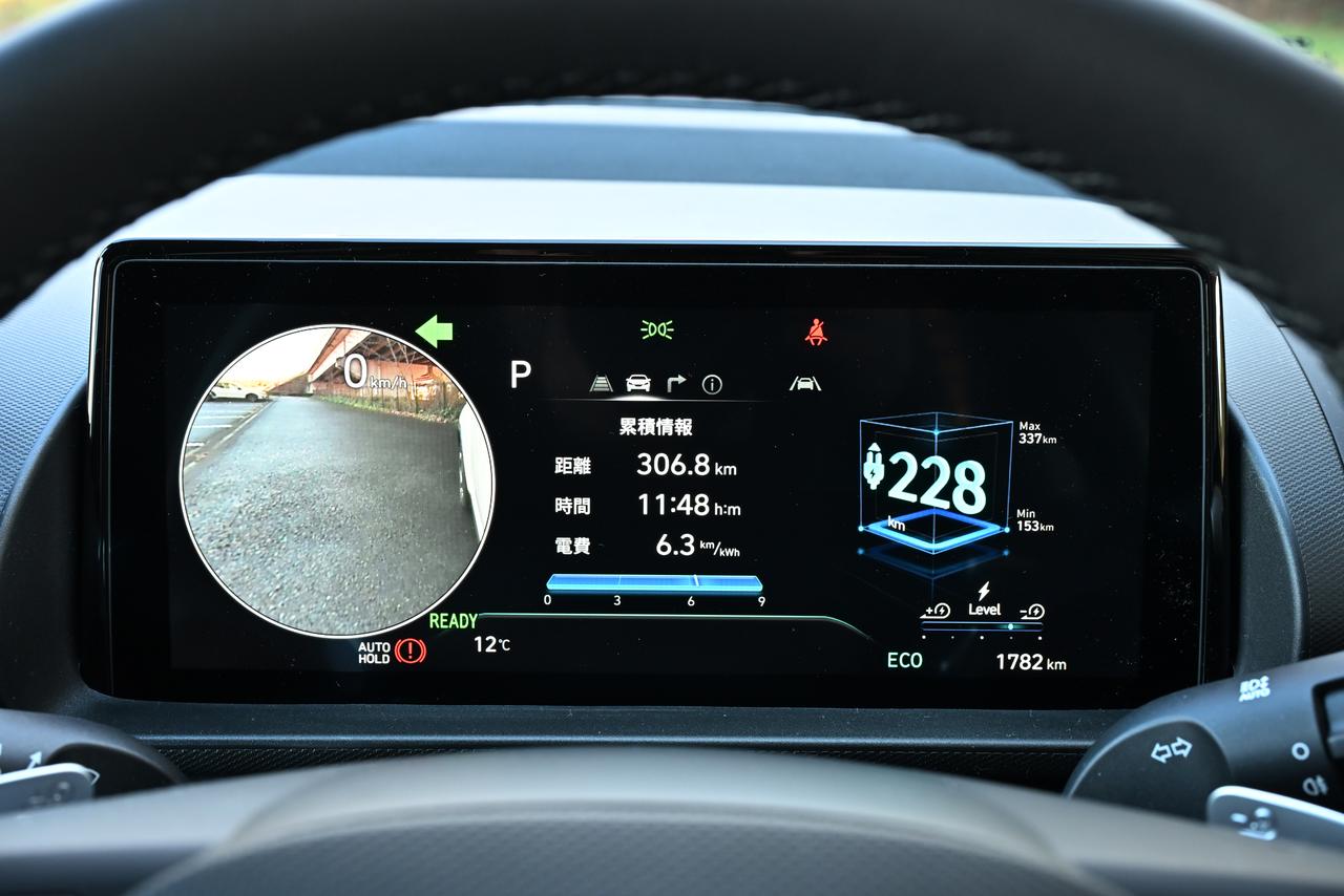 画像: これはサイドビューカメラを使用したブラインドビューモニター。写真のように左に方向指示器を出した状態だと、ボディ左後方が映し出される。またこれは外が暗くなっても鮮明に映し出すので、夜間の安全にも貢献している。