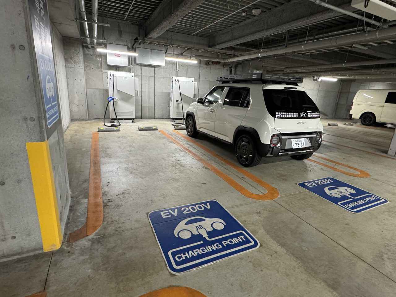 画像: このような充電スタンドでは前側から駐車して後退して駐車枠から出ることになるが、インスタークロスにはそんなときに便利な機能が装備されている。