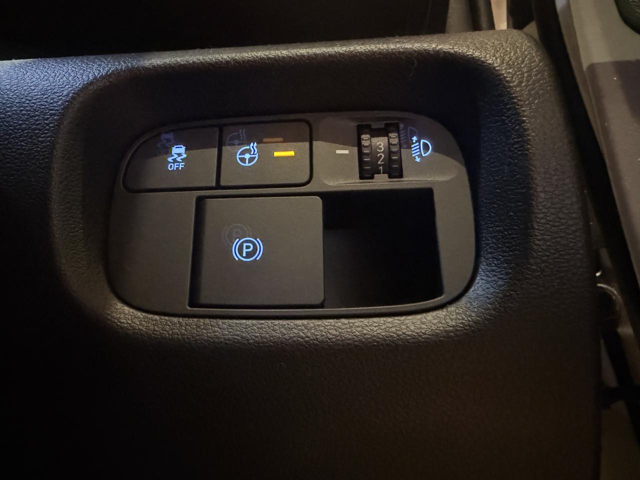 画像: ステアリングヒーターのスイッチは、インパネの右下に配置される。少しわかりにくい場所にある。KONAやIONIQ5のようにシートヒータースイッチ近くにレイアウトされていた方がわかりやすい。