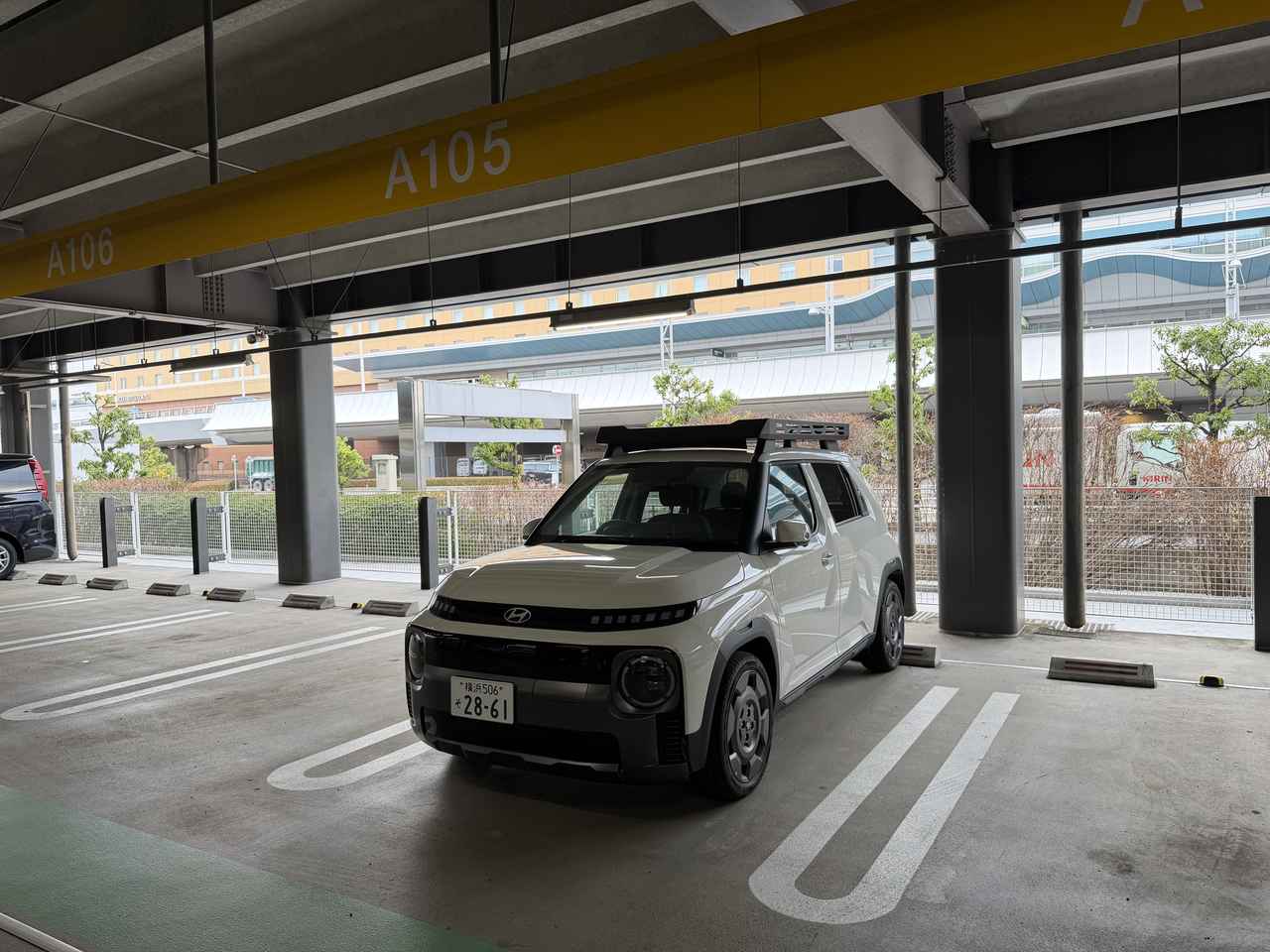 画像: ここは羽田空港の駐車場だが、インスタークロスを駐めると駐車枠の左右にかなり余裕があることがわかる。たとえば、左右に駐車車両がいるときなどに乗り降りするときもスペースが確保できるので助かる。