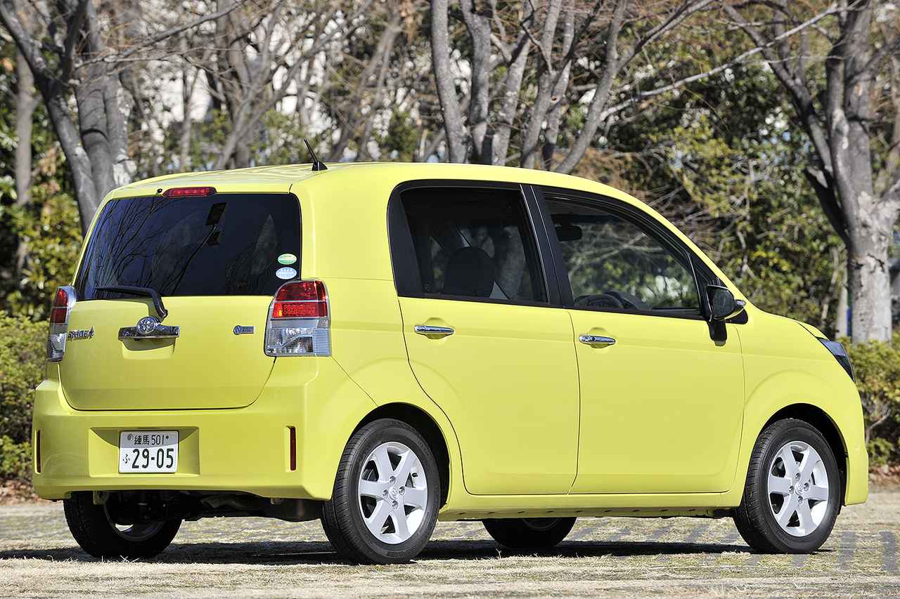 画像: 顔つきはかなり異なるが、リアビューはポルテ／スペイドとも大きくは変わらない。運転席側は2枚のスイングドアを採用。