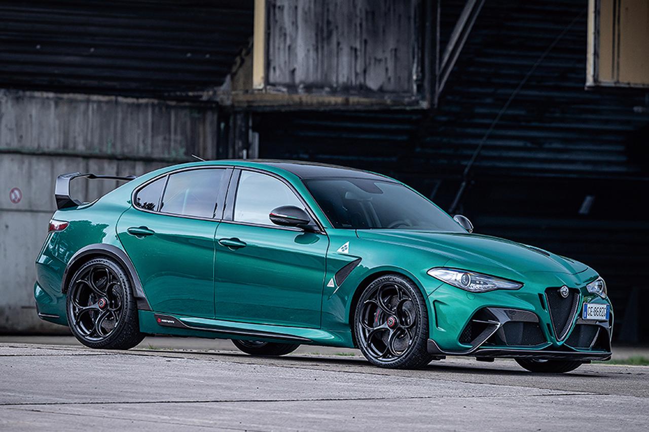 画像: ジュリアGTAmはジュリア・クアドリフォリオをベースに大幅な軽量化を行いエンジン出力も高められている。サーキット走行の特性を高めつつ、公道も走れるモデルだ。