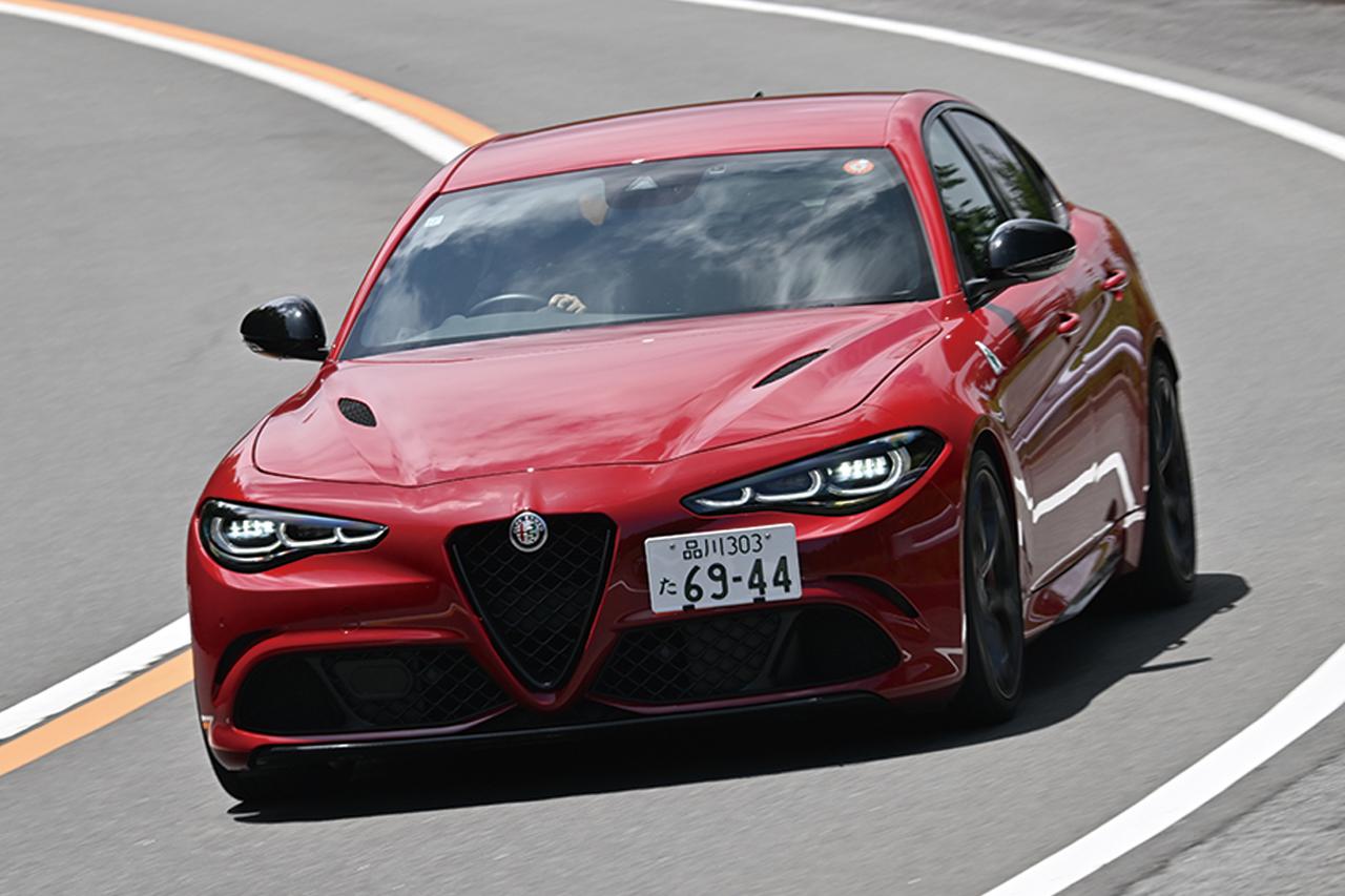 画像: 現行フラッグシップモデルのジュリア・クアドリフォリオ。2.9L V6ツインターボは510psを発揮し、後輪を駆動する。アルファらしい気持ちいいドライビングが楽しめる。