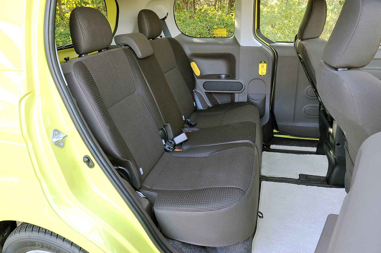 画像: フロア高が300mmと低いので、小さな子どもや年配の人でも乗り降りしやすいリアシート。室内高は1380mmもある。