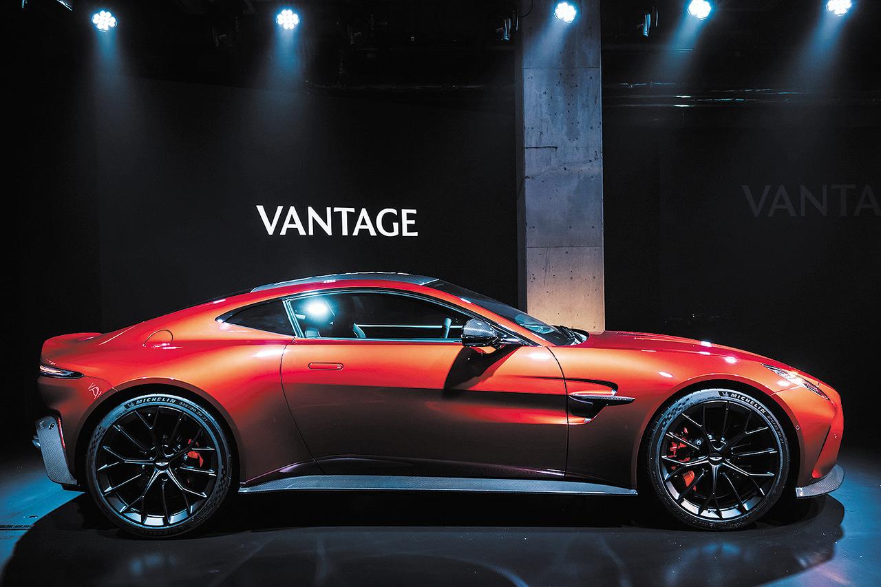 画像: 拡大されたホイールアーチには21インチの大径タイヤ＆ホイールが収まり、パワーと安定感を両立したスタンスが特徴的だ。