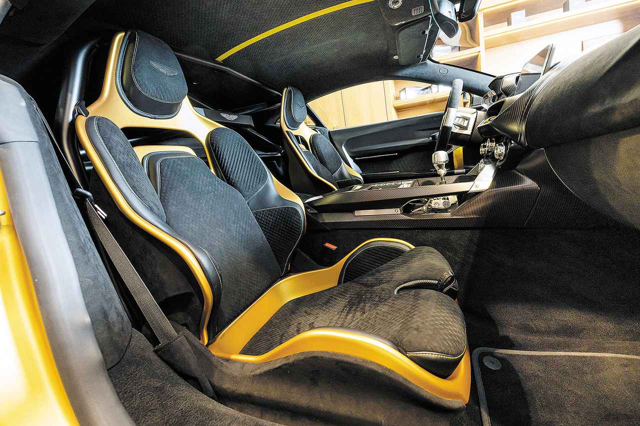 画像: ヴァリアントのヘッドレスト一体型バケットタイプ シートはレカロ製で、専用のトリムが施される。シート後ろにはロールバーも備わる。