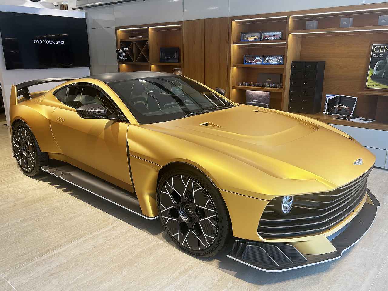 画像: 世界限定38台のアストンマーティン「ヴァリアント」日本初公開! - Webモーターマガジン