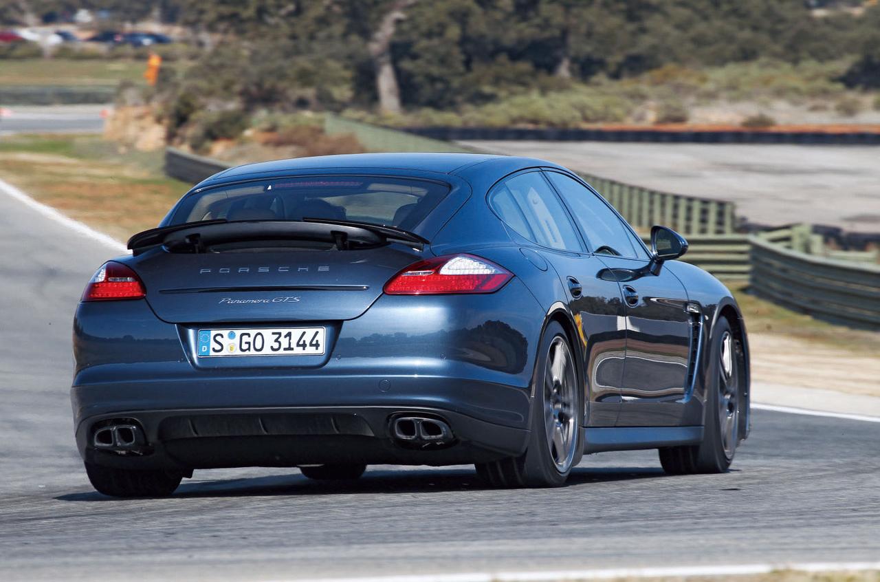 画像: 速度に応じて面積と角度が変化する、パナメーラターボ譲りの4ウェイリアスポイラーを搭載。エアサスは減衰力が強化され車高はS/4Sよりも10mmダウン。