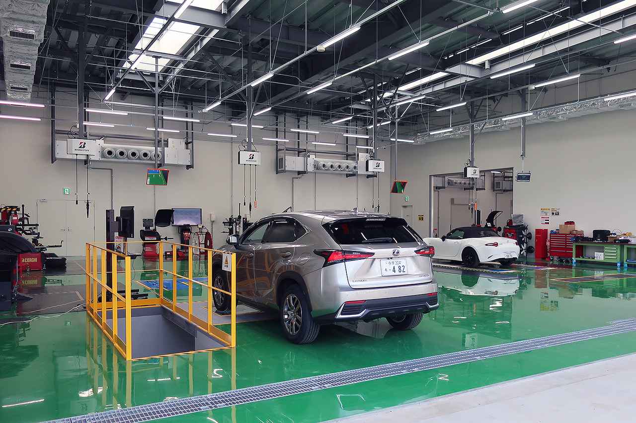 画像: 乗用車を中心とした消費財ピット。手前のピットではタイヤの接地状態などのチェックもできる。