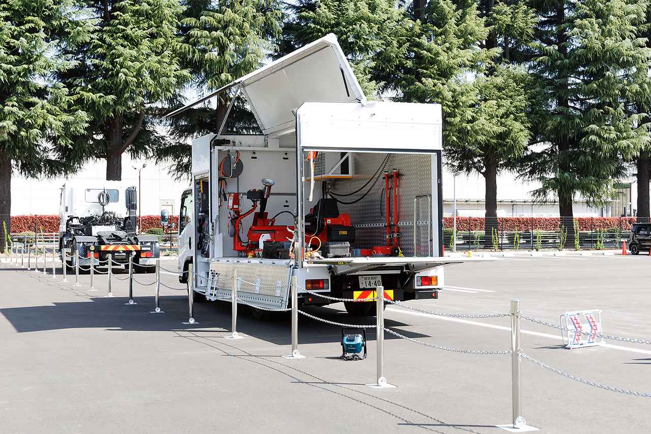 画像: 高速道路を模した路肩の走行車線を再現した高速道路出張サービス研修路。