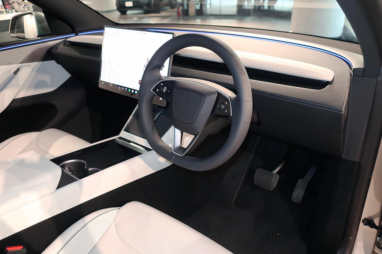 画像: インパネまわりのデザインはモデルYと基本的に変わらない。クルマの主要な機能は16インチのタッチスクリーンで操作する。