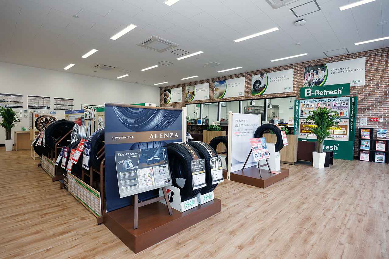 画像: 「タイヤ館」の小売店舗を再現したセールスルームで、来店から商談・お見送りまでの一連の接客・接遇スキルを学べる。