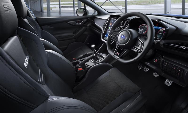 画像: 本革巻シフトノブ、本革巻ハンドブレーキレバーを装備。シート表皮はウルトラスエードで、シートバックに「RECARO」、ヘッドレストに「STI」のロゴが入る。