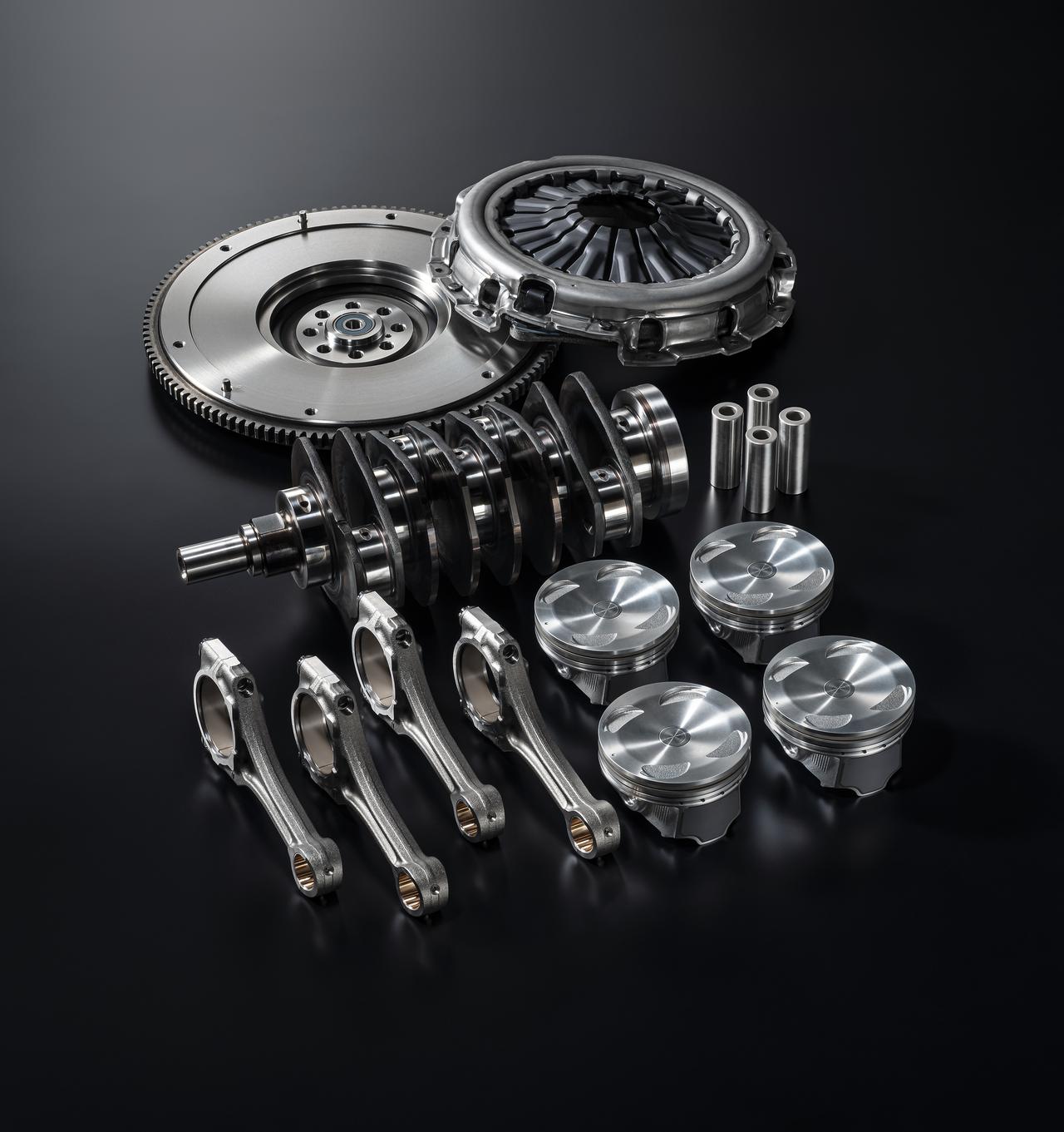 画像: 2.4L水平対向4気筒ターボエンジンは特別にバランス取りされたピストン&コンロッド、クランクシャフト、クラッチカバー、フライホイールで組み上げられる。