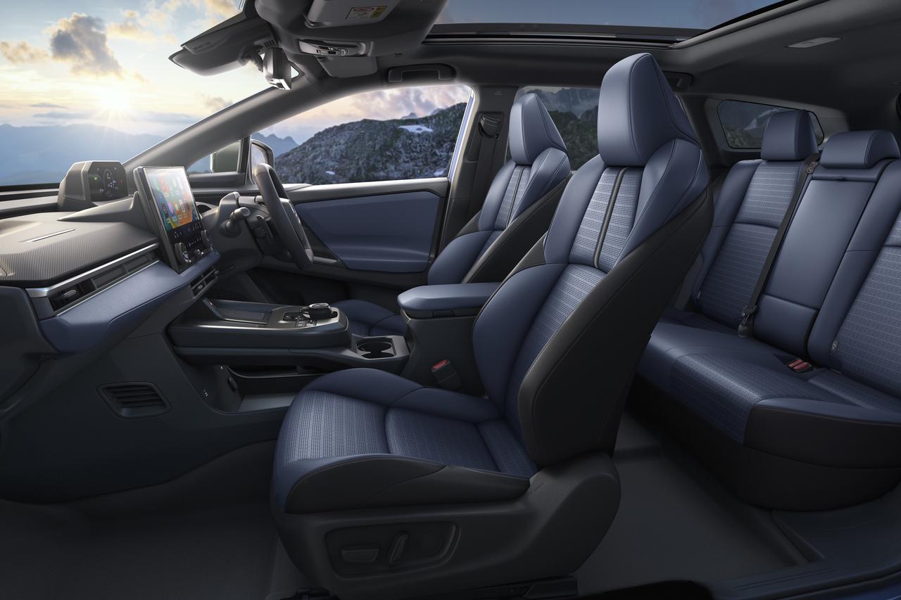 画像: 上質で座り心地の良いナッパレザーを使用した「ET-HS」グレードのインテリア。ブルーを基調としたカラーリングとすることで、SUBARUらしいスポーティなイメージに仕上げられている。