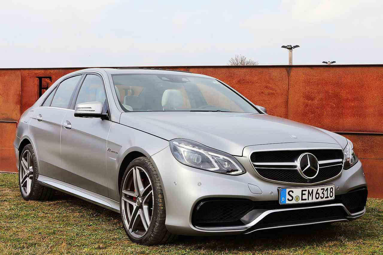 画像: 専用のフロントマスクが与えられたE63 AMG。駆動方式は4WDも選べるようになったが、左ハンドル仕様のみに設定される。