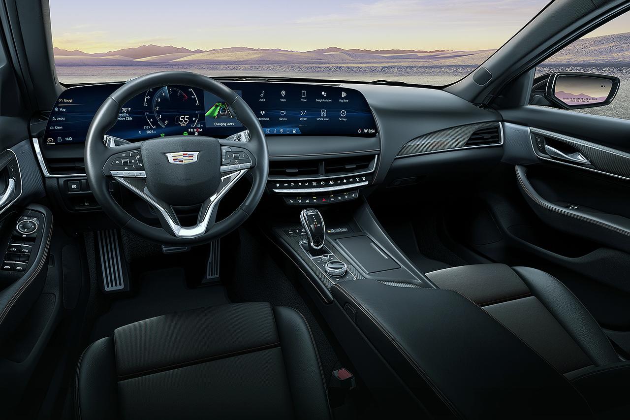 画像: ワイドなディスプレイが水平方向への広がりを感じさせる伸びやかなデザインのインテリア。