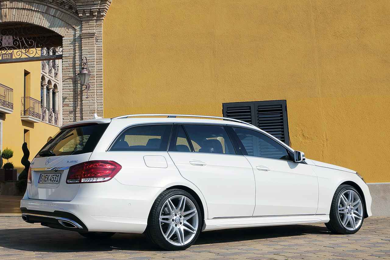 画像: セダンと同時にワゴンも発表された。どちらも従来型に比べてリアビューはフロントほど変わっていない。