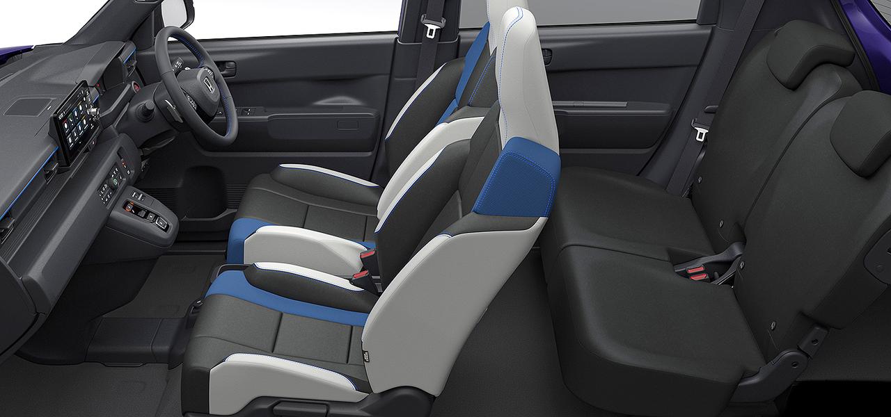 画像: ブルーの表示をアシンメトリーに配色した、専用のスポーツシートを採用したインテリア。