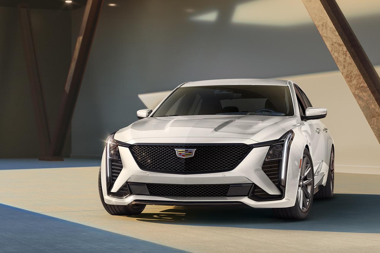 画像: フロントマスクは刷新され、バーティカルシグネチャーライトも再設計してキャデラックならではの圧倒的な存在感を一層際立たせている。