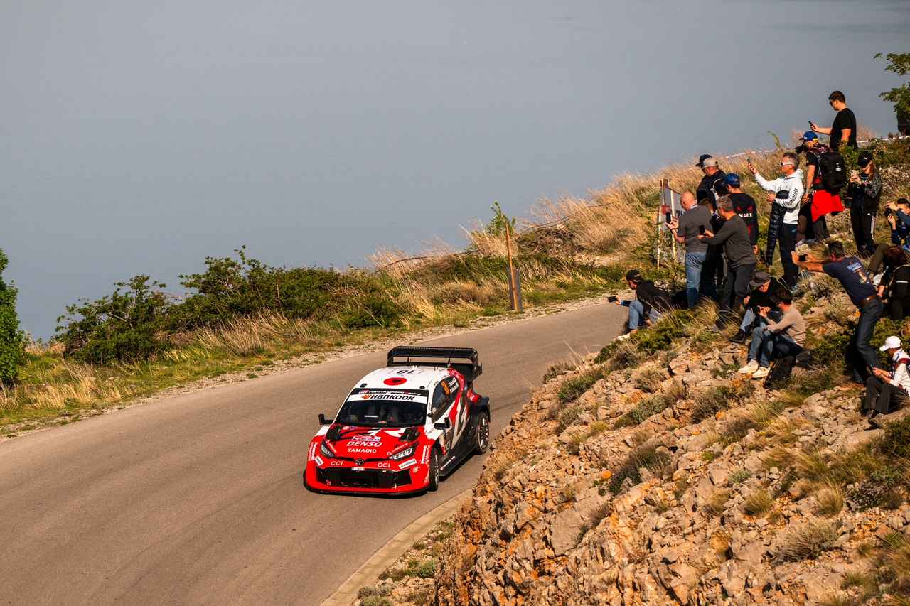 画像: 日本人ドライバーとして初めてWRCでチャンピオンシップをランキングトップに立った勝田貴元（トヨタ・右）。粘り強く走り切ったことが結果につながった。