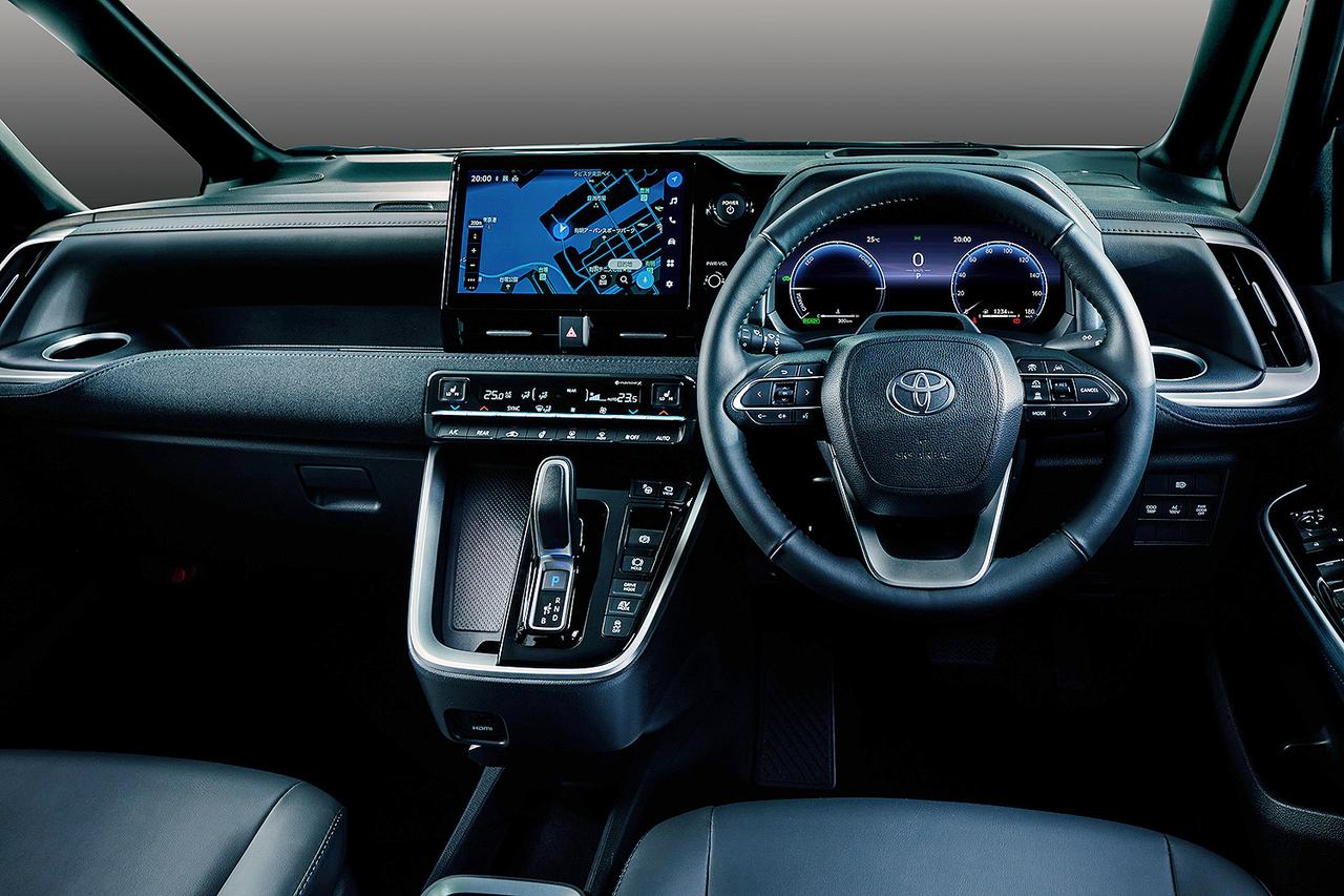 画像: ヴォクシーではノアよりもスポーティさを表現したインテリアに意匠が変更された。