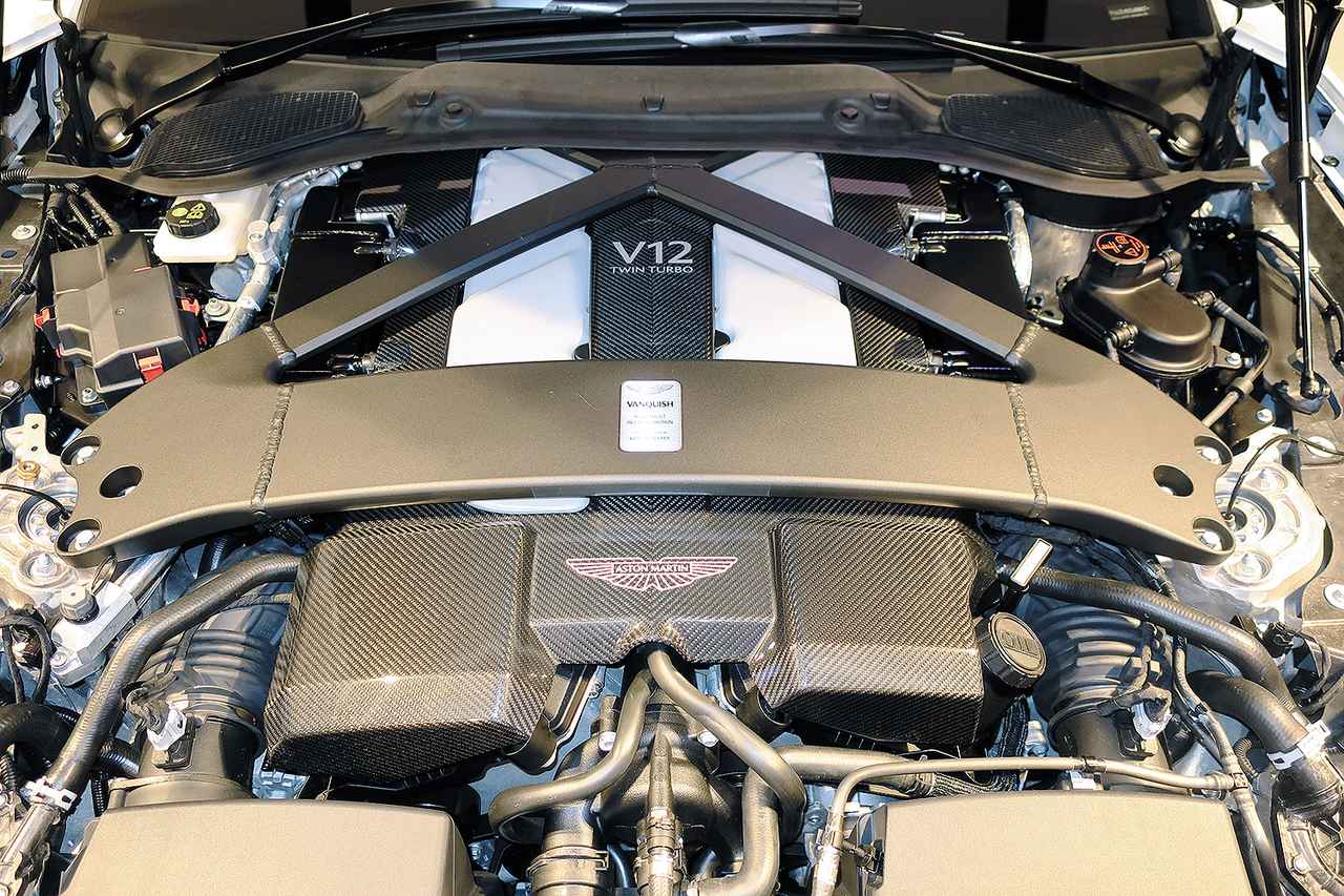 画像: 最高出力835psと最大トルク1000Nmを発生する5.2LのV12ツインターボ エンジンは、アストンマーティンのオリジナル。最高速度は345km/hに達する。