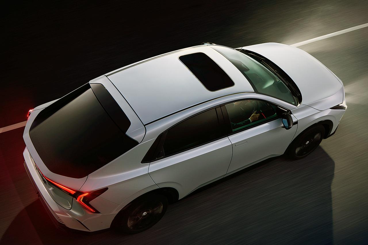 画像: ホンダのEVらしい軽快な走りが楽しめるという新型インサイト。電動スモークドガラス サンルーフも標準装備。