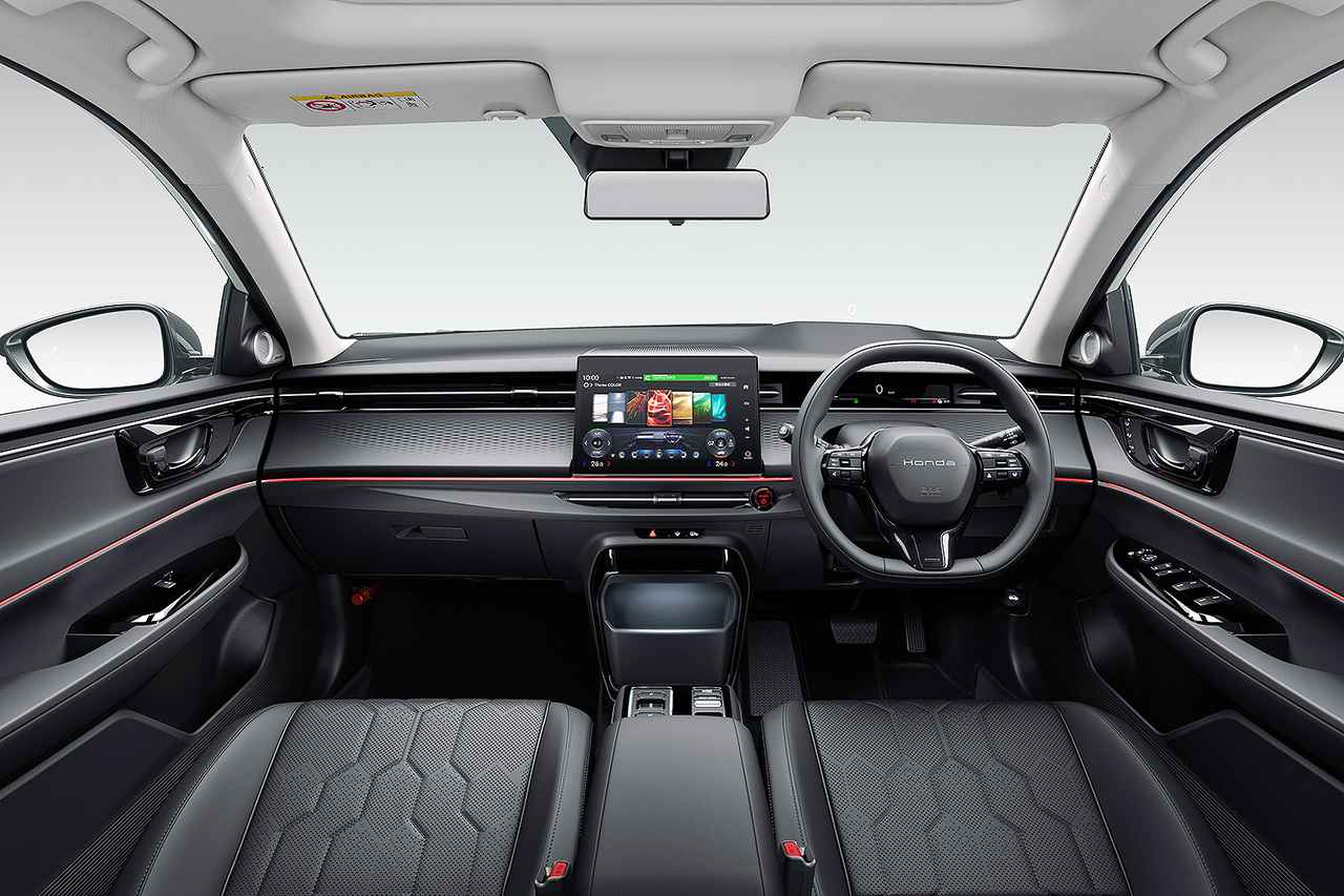 画像: 包み込むような造形と、空間全体の繋がりを意識したラウンドデザインが特徴的なインテリア。内装色は、写真のブラックが基本となる。