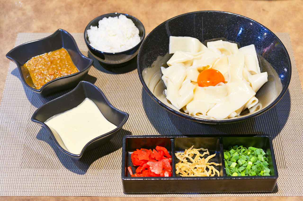 画像: 3位となった東北道・蓮田SA（下り）の「カレボナーラまぜうどん」（1000円）。