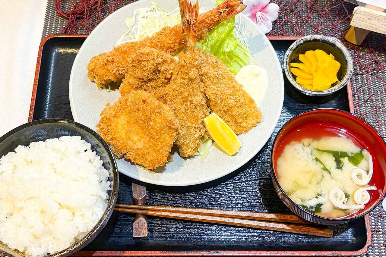 画像: 2位となった常磐道・四倉PA（上下）の「海鮮ミックスフライ定食」（1480円）。