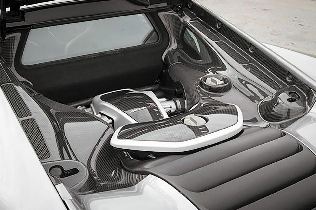 画像: 3.8LのV8ツインターボエンジンの外観は、MP4-12Cのものと似ているがパワー＆トルクアップを果たした。