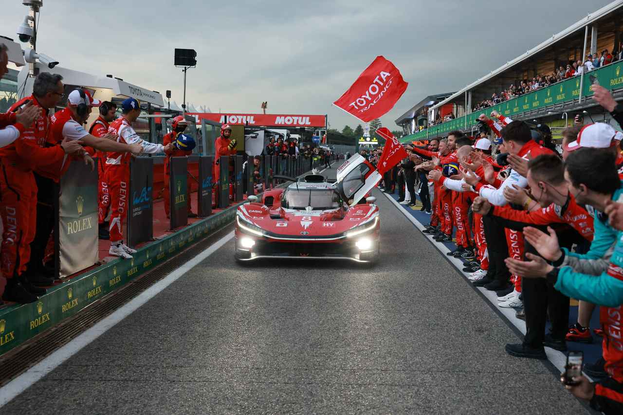 画像: ニューマシンのデビュー戦を優勝で飾った8号車トヨタ。ハイブリッドカーによるWEC100戦目のレースで、通算50回目となる勝利を決めた。