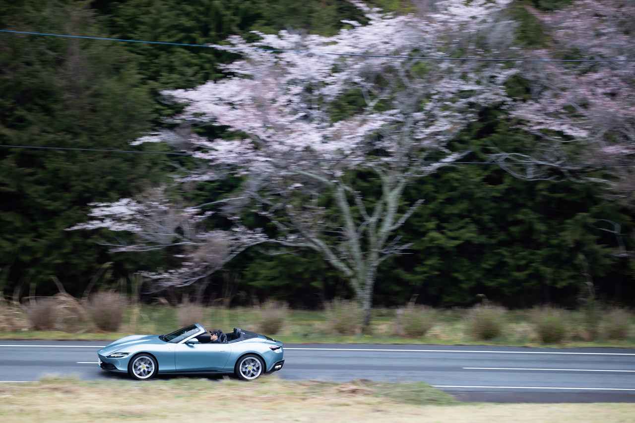 画像: あいにくの天候だったが、雲の切れ間を狙ってルーフを開放して走る。青みがかったシルバーのボディカラーは花曇りにもよく映える。